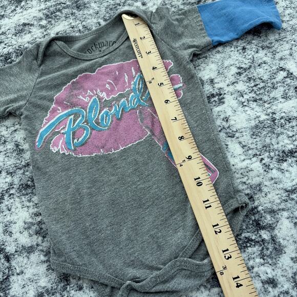 BLONDIE Debbie Harry Concert Baby One Piece Top 3 Months Gray Lipstick Lips - Picture 4 of 6